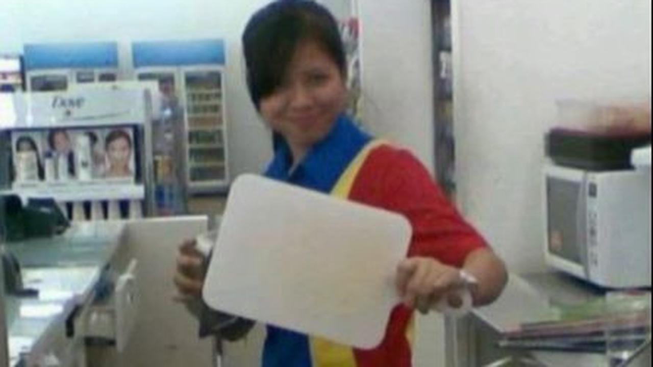 Kia membagikan kisahnya di akun TikToknya, @kiaraya61. Semua berawal pada pada tahun 2012 dia bekerja sebagai kasir Indomaret di Kemang, Jakarta Selatan.