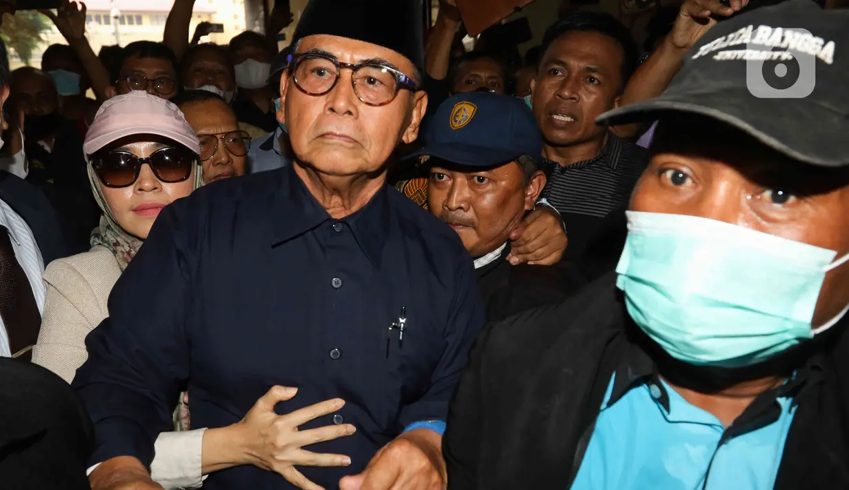 Panji Gumilang datang bersama sejumlah orang yang terlihat mengawalnya. (Liputan6.com/Herman Zakharia)