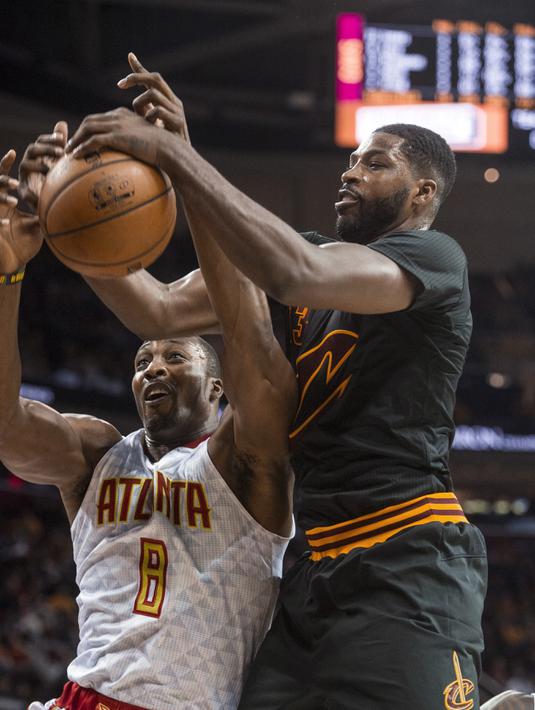 Pemain Cleveland Cavaliers, Tristan Thompson (kanan), berebut bola dengan pemain Atlanta Hawks, Dwight Howard, pada laga NBA musim reguler 2016-2017 di Quicken Loans Arena, Rabu (9/11/2016) WIB. (AP Photo/Phil Long)