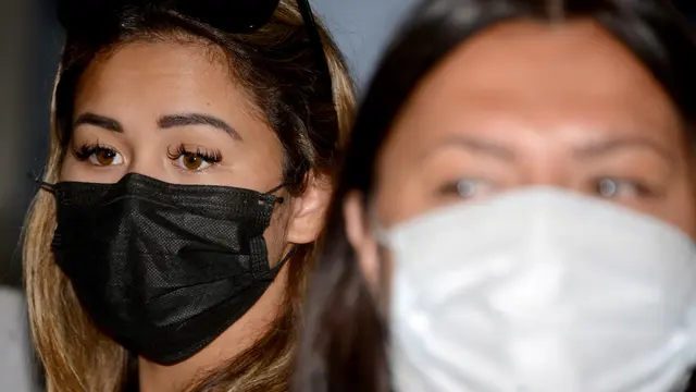 Ekspresi Bule Rusia yang Lukis Masker di Wajah Saat Dideportasi