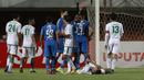 Striker Persib Bandung, Wander Luiz (ketiga dari kanan) mendapat kartu merah saat melawan Persebaya Surabaya dalam laga perempatfinal Piala Menpora 2021 di Stadion Maguwoharjo, Sleman, Minggu (11/4/2021). Persib menang 3-2 atas Persebaya. (Bola.com/M Iqbal Ichsan)