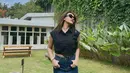 Gaya kasual yang kekinian dengan padu padan crop shirt warna hitam dan rok pencil denim. Makin kece dengan kacamata hitam. [@aaliyah.massaid].