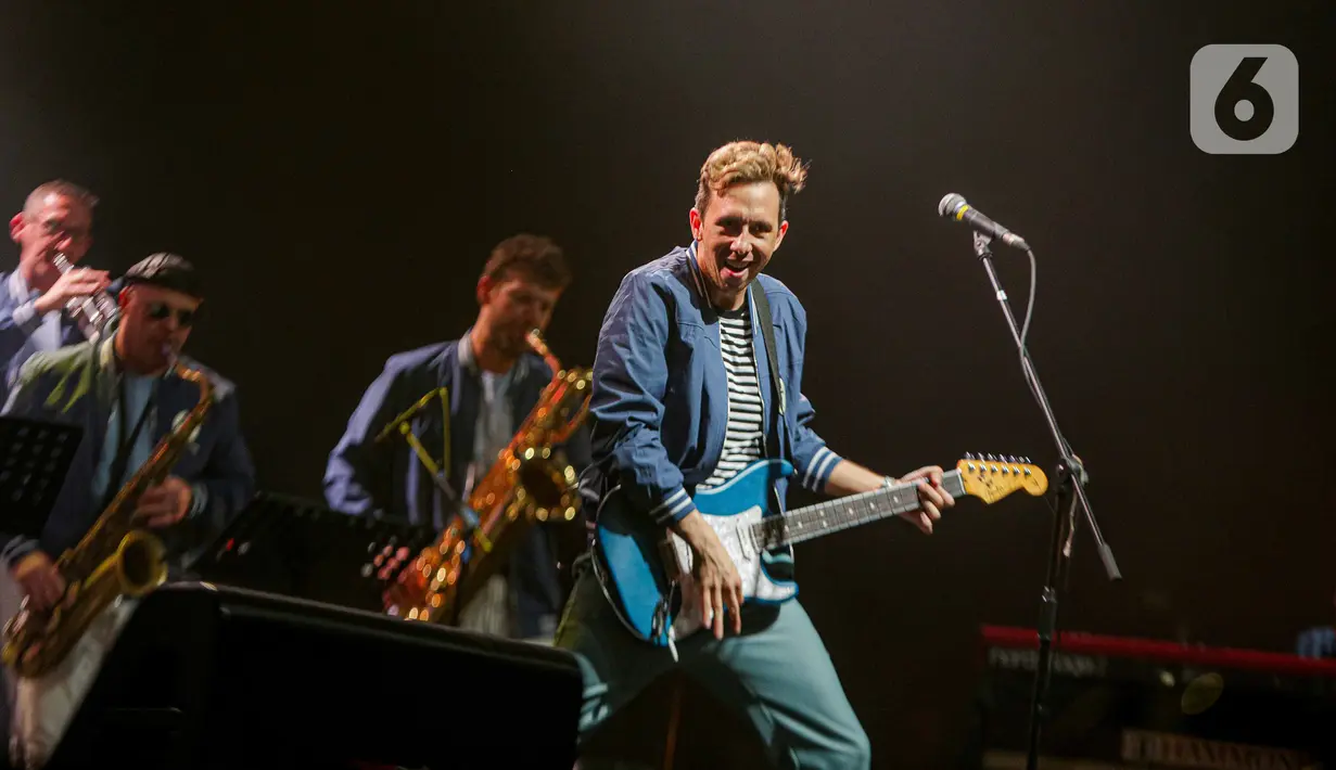 Cory Wong tampil enerjik dan membius penonton dengan permainan gitarnya. (Liputan6.com/Faizal Fanani)