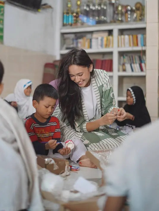Bermain bersama anak-anak menjadi salah satu momen bahagia belakangan banyak ia bagikan dalam media sosial Instagramnya. Pemain film 172 Days ini pun saat bersama anak-anak sangat akrab dan asyik saat bikin sebuah karya-karya yang lucu. (Liputan6.com/IG/@yasminnapper)
