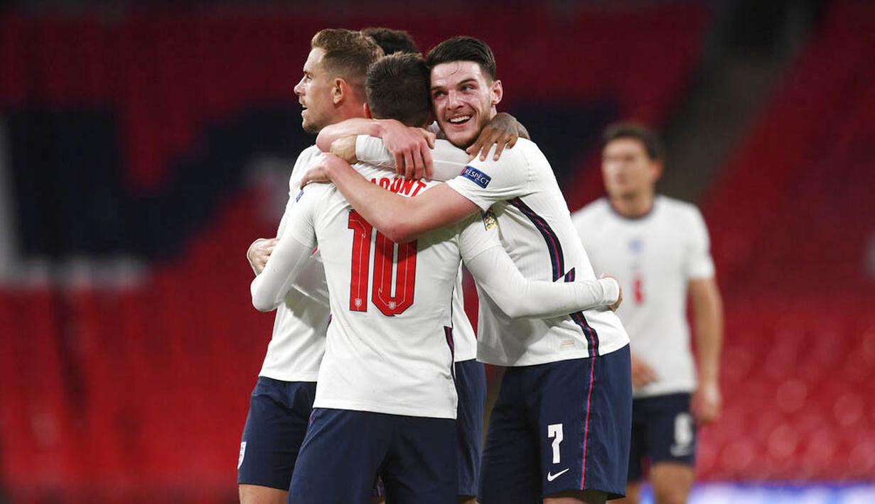 Para pemain Inggris merayakan gol yang dicetak oleh Mason Mount ke gawang Belgia pada laga UEFA Nations League di Stadion Wembley, Minggu (11/10/2020). Inggris menang dengan skor 2-1. (Neil Hall/Pool via AP)