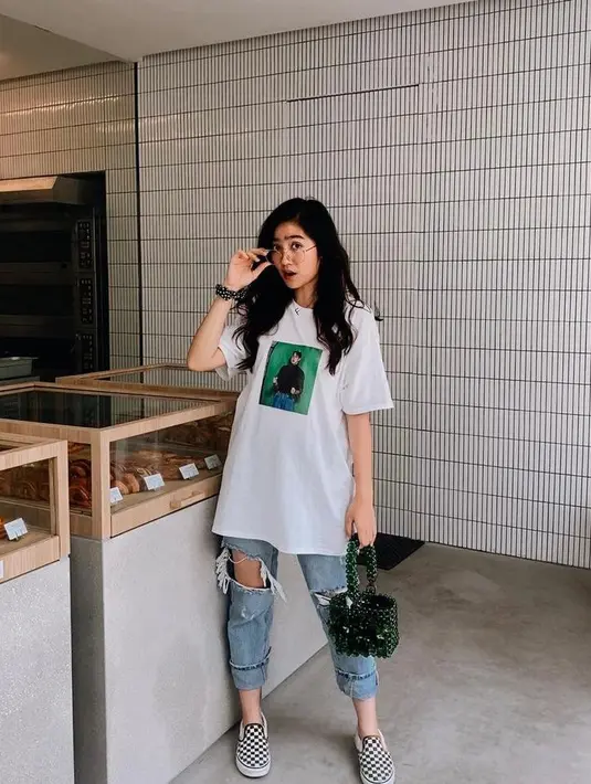 Inspirasi street style lainnya yang tak kalah menarik adalah OOTD ala Febby Rastanty satu ini. Padukan oversized t-shirt dengan boyfriend jeans berdetail ripped. (Instagram/febbyrastanty).