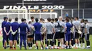 Pelatih Wolverhampton Wanderers, Nuno Espirito, memberikan arahan kepada anak asuhnya saat latihan jelang laga  perempat final Liga Europa di Duisburg, Jerman, Senin (10/8/2020). Wolverhampton akan berhadapan dengan Sevillla. (Friedeman Vogel/Pool Photo via AP)