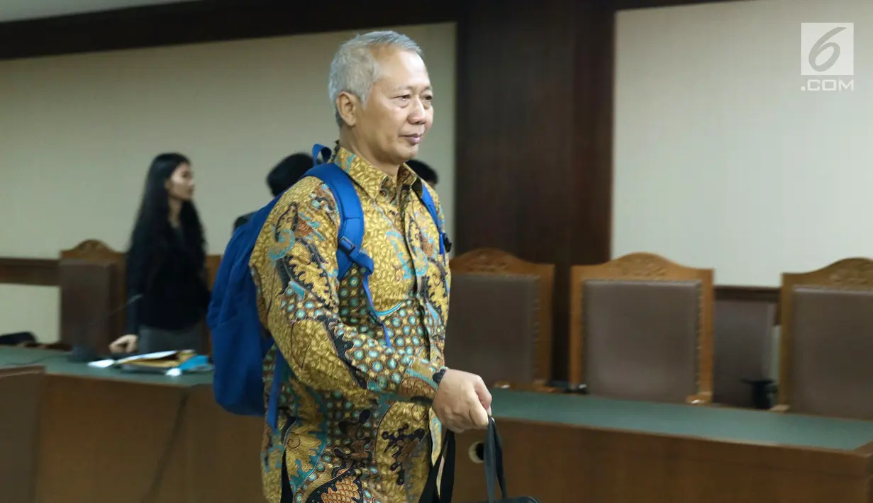 Terdakwa suap perizinan dan pengadaan proyek di lingkungan Ditjen Hubla 2016-2017 Antonius Tonny Budiono usai sidang pledoi di Pengadilan Tipikor, Jakarta, Kamis (3/5). Sebelumnya, terdakwa dituntut tujuh tahun penjara. (Liputan6.com/Helmi Fithriansyah)