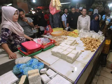 Disperindag Tangerang Selatan melakukan inspeksi mendadak (sidak) di sejumlah pasar dan supermarket kawasan BSD, Selasa (15/5). Sidak tersebut untuk mengecek ketersediaan dan kestabilan harga stok pangan menjelang bulan Ramadan. (Merdeka.com/Arie Basuki)
