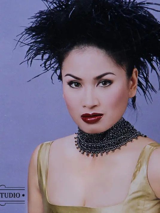 Seperti inilah wajah Titi DJ saat masih muda. Dari dulu, ia sudah punya   wajah yang cantik memesona. (Foto: instagram.com/malibu62studio)