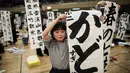 Peserta menunjukkan tulisan Jepang mereka saat mengikuti lomba kaligrafi Tokyo, Jepang (5/1). Lomba kaligrafi tulisan Jepang ini digelar setiap tahun yang diadakan pada awal tahun baru. (AFP Photo/Behrouz Mehri)