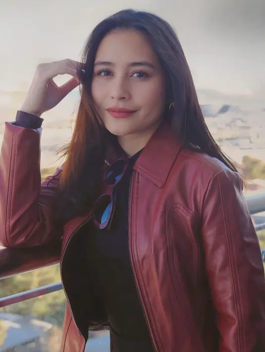 Potret lain memperlihatkan penampilan chic Prilly dengan padanan red burgundy leather jacket dan rok rempel coklat. [@prillylatuconsina96]