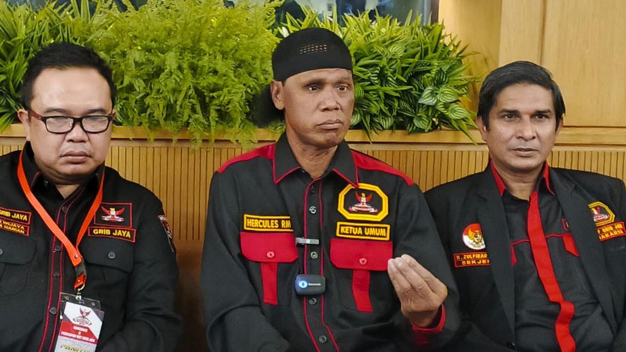 Ketua Umum DPP Grib Jaya, Hercules Rosario de Marshal (tengah) (Istimewa)