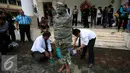 Seorang pengunjukrasa dari Aliansi Masyarakat Peduli Tata Ruang Yogyakarta megelar aksi teatrikal  manusia semen di Gedung DPRD DIY, (29/2). Mereka menuntut keseimbangan dalam fungsi dan kepemilikan ruang dengan masyarakat. (Liputan6.com/Boy Harjanto)