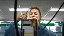 Teknisi wanita menyelesaikan proses perakitan tablet PC berteknologi Haier China di sebuah pabrik Industri Informatika, Komunikasi dan Elektronika Kuba (Gedeme), Havana, Kuba (15/5). (AFP Photo/Adalberto Roque)