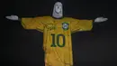 Sebuah gambar yang diproyeksikan ke patung Kristus Sang Penebus memberi penghormatan kepada legenda sepak bola Brasil Pele pada peringatan satu tahun kematiannya, di Gunung Corcovado di Rio de Janeiro, Brasil, Jumat (29/12/2023). (Mauro PIMENTEL / AFP)
