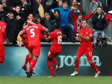 Liverpool memetik kemenangan tipis 2-1 saat bertandang ke markas Swansea City, Liberty Stadium, pada laga lanjutan Premier League 2016-2017. Roberto Firmino mencetak satu gol. (Reuters/Stefan Wermuth)
