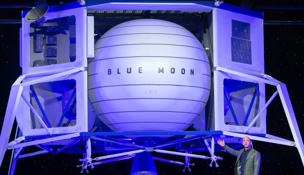 CEO Amazon Jeff Bezos memperkenalkan Blue Moon, kendaraan khusus untuk menjelajahi bulan, pada acara Blue Origin di Washington, 9 Mei 2019. Dengan pesawat baru yang dibangun oleh perusahaan antariksa milik Bezos, Blue Origin, manusia bakal bisa menjejak Bulan pada 2024. (SAUL LOEB / AFP)