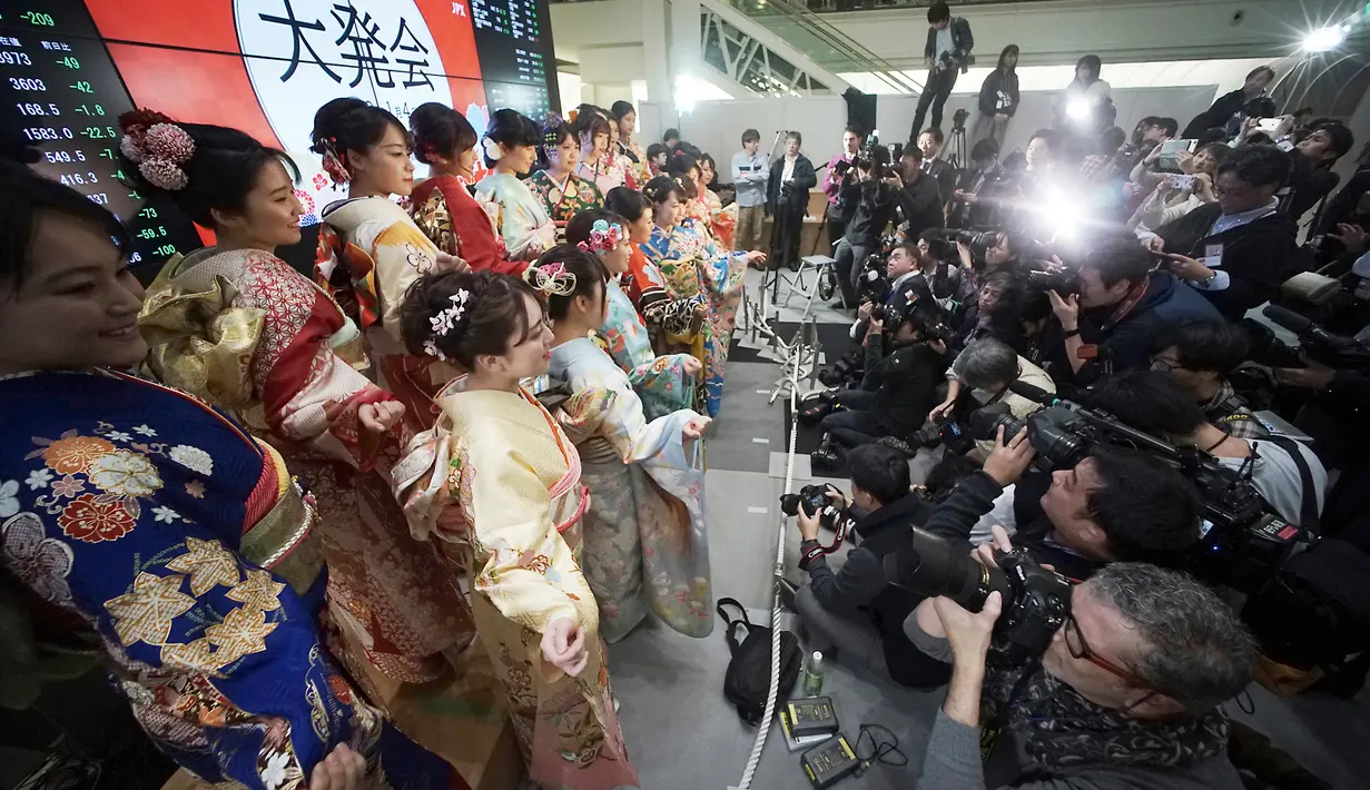 Sejumlah wanita berbaju Kimono berpose untuk fotografer saat pembukaan Bursa Efek Tokyo di Tokyo, Jepang, Jumat (4/1). Sederet gadis cantik berpakaian Kimono turut hadir meramaikan acara tersebut. (AP Photo/Eugene Hoshiko)