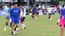 Eks striker Bayern Muenchen, Giovane Elber membawa bola saat melatih para remaja di Lapangan Bhayangkara, Jakarta, Sabtu (8/7). 10 remaja terbaik akan dipilih oleh Elber dan tim kepelatihan untuk mengikuti Asia Camp di Bali. (Liputan6.com/Fery Pradolo)