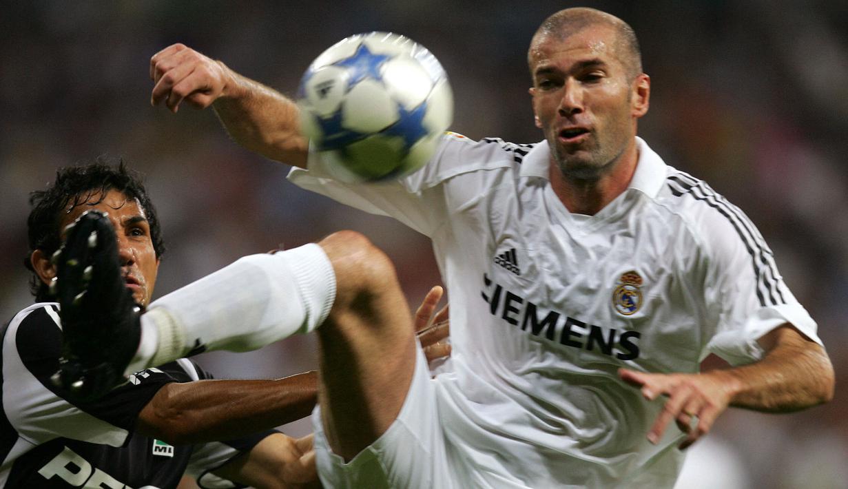 Zinedine Zidane merupakan pengontrol bola yang hebat, keterampilan menggiring bola yang sempurna, dan visi yang luar biasa. Zizou juga berkembang dalam hal menembak dengan kedua kakinya, mencetak beberapa gol paling ikonik dalam sejarah sepak bola. (AFP/Philippe Desmazes)