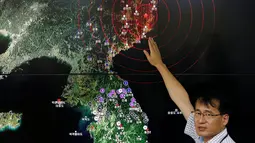 Petugas Pusat Pemantauan Gempa dan Gunung Api Korsel menunjukkan titik gempa yang terjadi di Korut, Jumat (9/9). Akibat ledakan ini mengakibatkan gempa berkekuatan 5 skala richter di Korea Utara. (REUTERS/ Kim Hong-Ji)