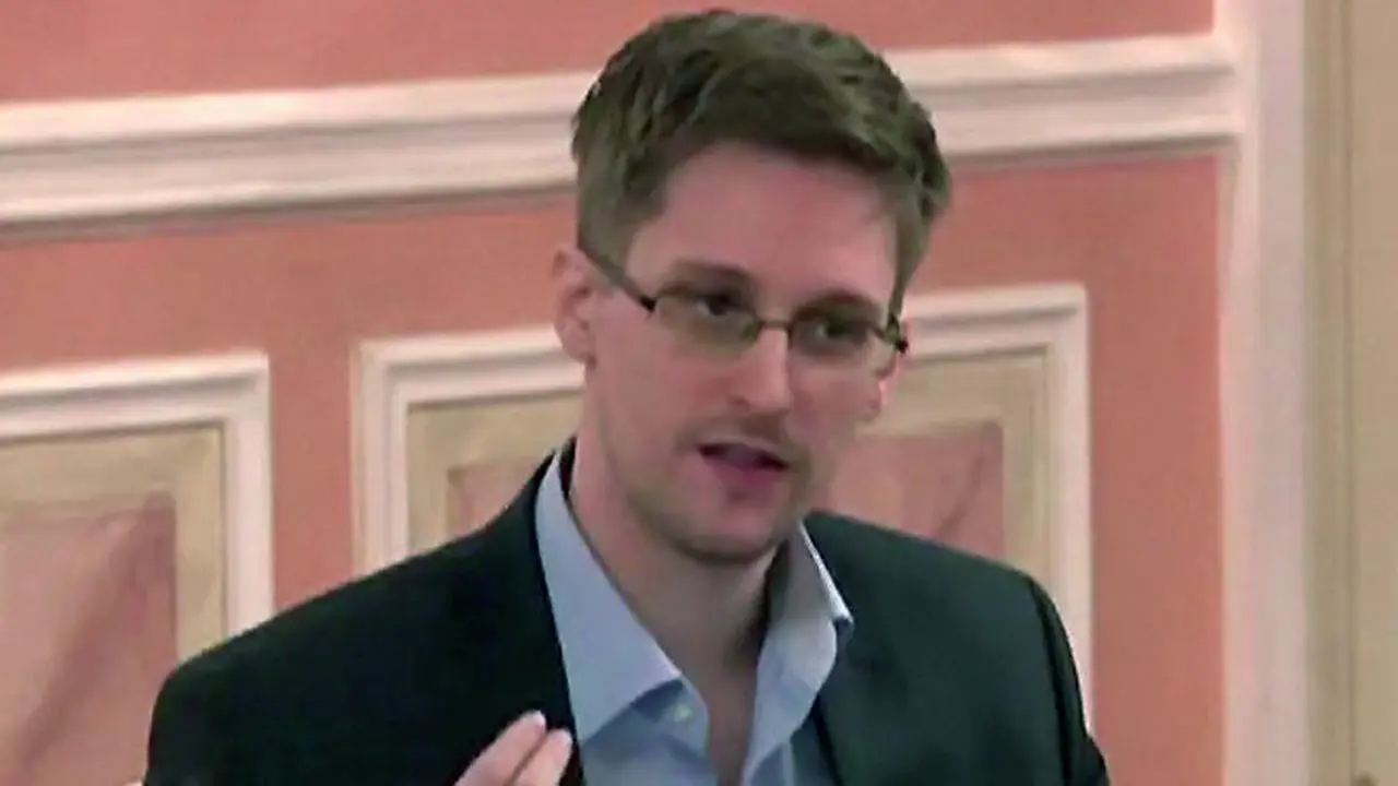 edward-snowden-131118b.jpg