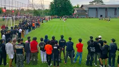 Latihan Persija Jakarta yang digelar di Sawangan, Depok, pada Jumat (14/2/2025) sore WIB diserbu suporternya, The Jakmania. Latihan ini merupakan persiapan jelang melawan Persib Bandung di BRI Liga 1 2024/2025. (Bola.com/M Iqbal Ichsan)