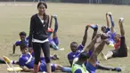 Adinda Pricilla, sosok fisioterapis cantik yang mendampingi tim Pelita Bandung Raya saat berlatih jelang Piala Jenderal Sudirman. (Bola.com/Vitalis Yogi Trisna)