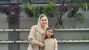 <p>Ibu dan anak ini pun terlihat anggun mengenakan busana spesial di Hari Lebaran. Tak terasa Bilqis kini sudah makin terlihat seperti remaja. (Instagram @ayutingting92)</p>