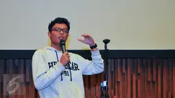 Finalis Stand up comedi Torabika Capucino Cool Expresion, Falah Akbar  ketika menghibur redaksi liputan6 di kantor SCTV, Jakarta, (3/6). Babak grand final sendiri akan diselenggarakan pada Sabtu (4/6) di Plaza Barat Senayan. (Liputan6.com/Yoppy renato)