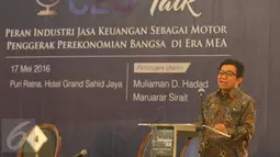 Ketua Dewan Komisioner OJK Muliaman D Hadad menjadi pembicara dalam diskusi Indonesia CEO Talks di Jakarta, (17/5). Diskusi membahas peran industri Jasa Keuangan sebagai motor penggerak perekonomian bangsa di era MEA. (Liputan6.com/Angga Yuniar)