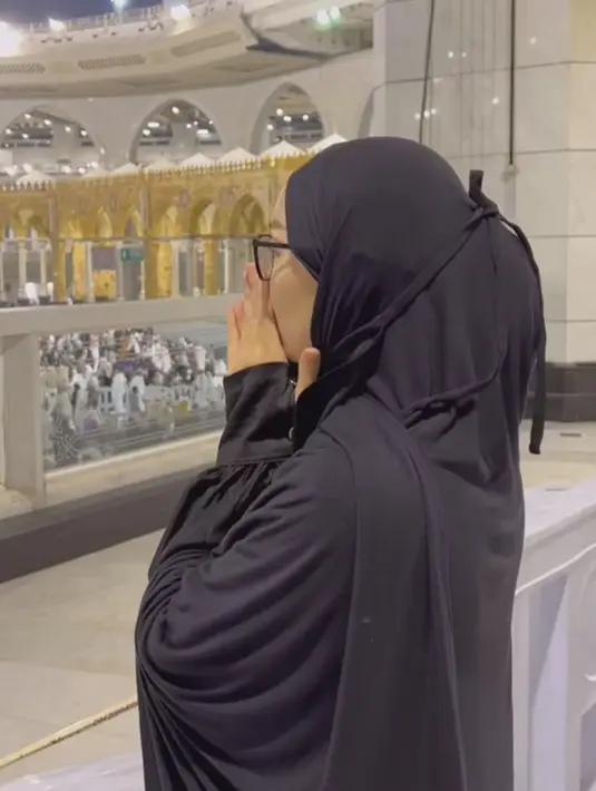 Meski telah pulang umrah, Zaskia Gotik tetap terlihat menutup auratnya dengan mengenakan hijab