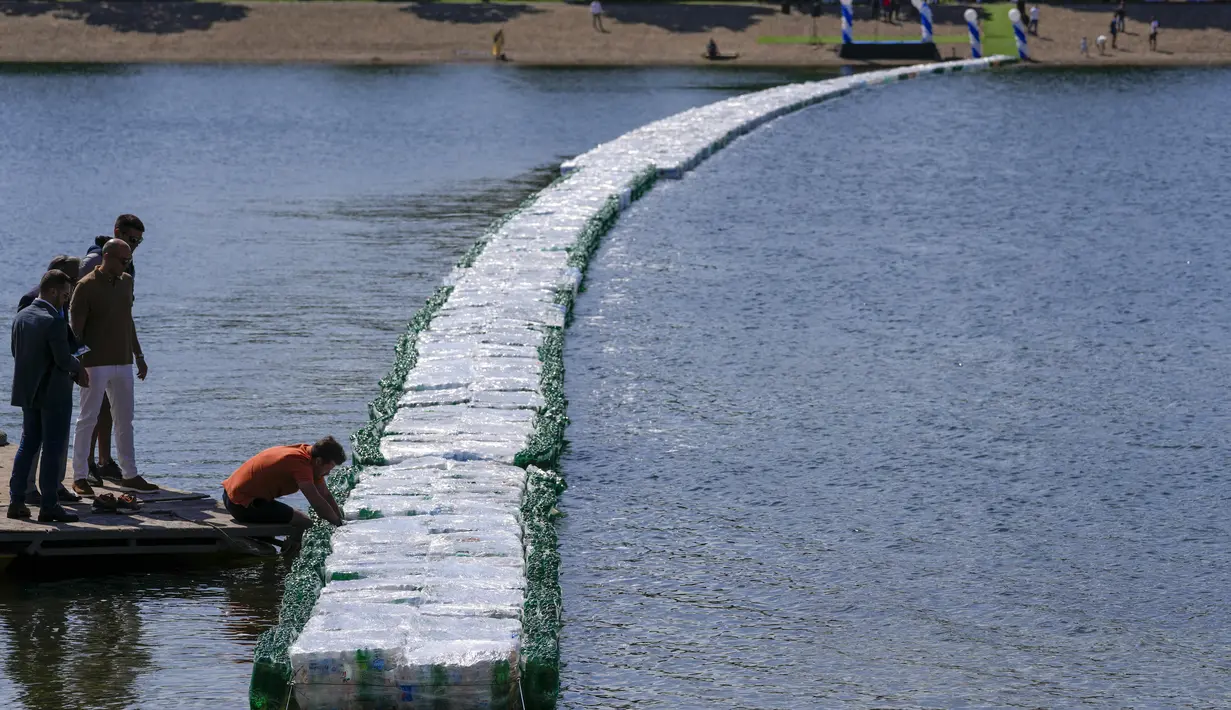 Sekitar 57 botol menciptakan jalan setapak sepanjang 250 meter di atas danau. (AP Photo/Darko Vojinovic)