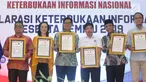 Perwakilan pimpinan parpol peserta Pemilu 2019 menunjukkan piagam deklarasi Keterbukaan Informasi Peserta Pemilu 2019 di Jakarta, Selasa (22/5). Hal ini untuk mendukung penyelenggaraan Pemilu yang transparaan, akuntabel. (Liputan6.com/Helmi Fithriansyah)
