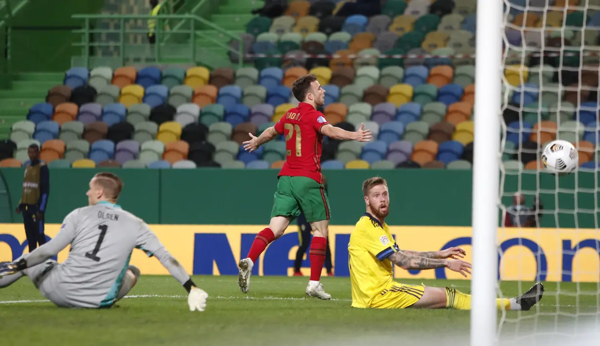 Pemain Portugal Diogo Jota melakukan selebrasi usai mencetak gol ke gawang Swedia pada pertandingan UEFA Nations League di Stadion Jose Alvalade, Lisbon, Portugal, Rabu (14/10/2020). Portugal menang 3-0. (AP Photo/Armando Franca)