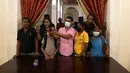 Orang-orang mengambil gambar di dalam kediaman resmi presiden Gotabaya Rajapaksa pada hari keempat setelah diserbu oleh pengunjuk rasa anti pemerintah di Kolombo, Rabu (13/7/2022). Presiden Sri Lanka Gotabaya Rajapaksa diyakini ingin pergi ke luar negeri sebelum mengundurkan diri untuk menghindari kemungkinan ditahan. (AP Photo/Rafiq Maqbool)