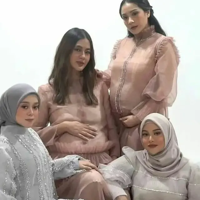 6 Potret Maternity Shoot The Bumils, Pancarkan Pesonanya Tersendiri
