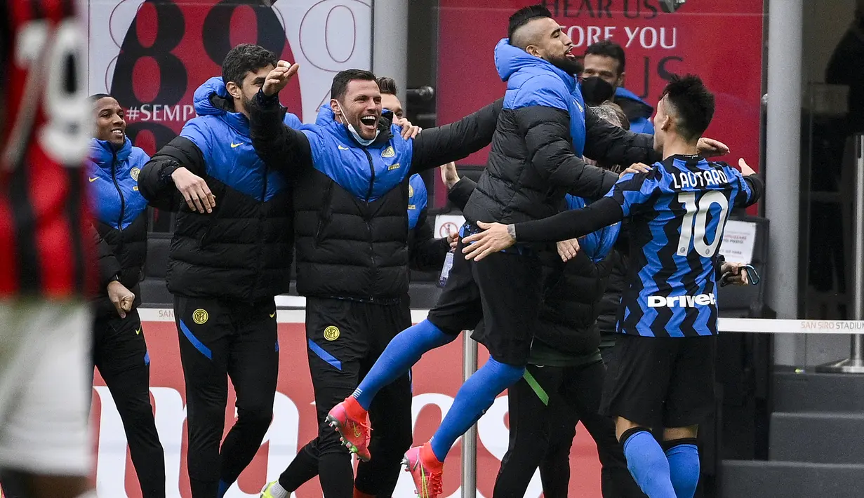 Striker Inter Milan, Lautaro Martinez (kanan) bersama para pemain cadangan merayakan gol kedua ke gawang AC Milan dalam laga lanjutan Liga Italia 2020/21 pekan ke-23 di San Siro Stadium, Minggu (21/2/2021). Inter Milan menang 3-0 atas AC Milan. (LaPresse via AP/Marco Alpozzi)