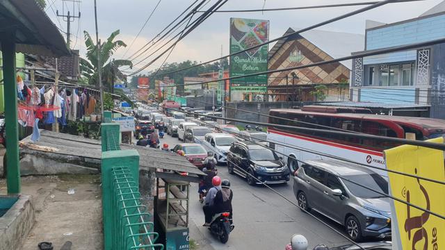 Kawasan jalan Otista Garut berdekatan dengan kawasan wisata Cipanas Garut, macet total akibat membludaknya pengunjung kawasan wisata. (Liputan6.com/Jayadi Supriadin)