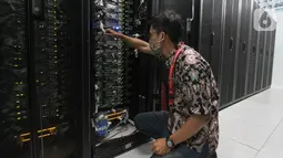 Teknisi melakukan pengecekan dan optimalisasi perangkat server di Smartfren BSD, Tangerang Selatan, Rabu (4/11/2020). Smartfren terus melakukan pemeliharaan dan optimasi guna memastikan pelanggan seiring dengan kebijakan pemerintah untuk bekerja dan sekolah dari rumah. (Liputan6.com/Pool)