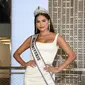 Miss Universe yang baru dinobatkan, Andrea Meza dari Meksiko, berpose untuk media selama kunjungannya ke Empire State Building pada 18 Mei 2021, di New York. (Evan Agostini/Invision/AP, File)