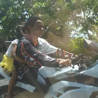 Bocah di bawah umur bawa motor ukuran besar tanpa helm. Diduga meniru adegan sinetron | Via: facebook.com/Armand Joger Setiawan