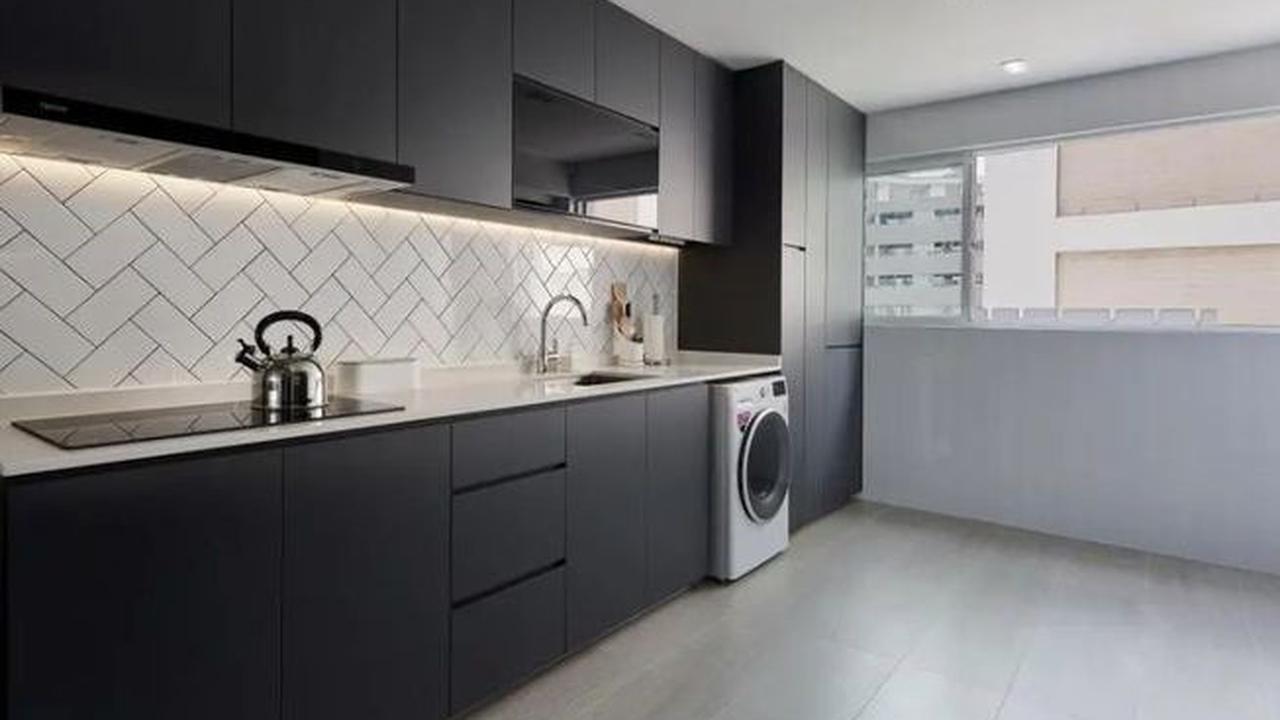 1. Dapur dengan Nuansa Warna Hitam yang Elegan