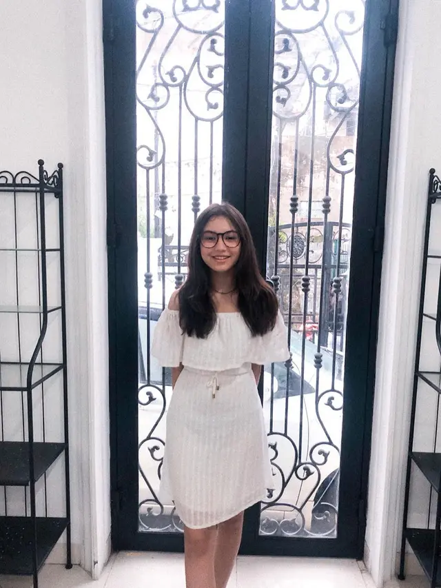 Baru 13 Tahun, Ini 7 Gaya Saskia Chadwick Pakai Kacamata Ini Curi Perhatian