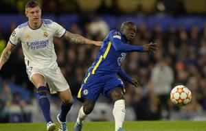 Gelandang Chelsea, N'Golo Kante saat dilanggar gelandang Real Madrid, Toni Kroos pada pertandingan leg pertama perempat final leg Liga Champions di stadion Stamford Bridge di London, Kamis (7/4/2022). Madrid menang atas Chelsea 3-1. (AP Photo/Kirsty Wigglesworth)