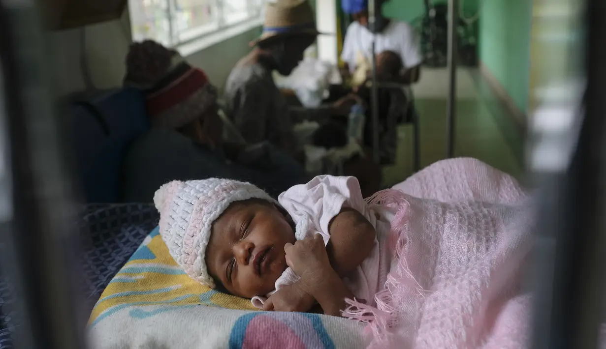 Seorang bayi beristirahat di tempat tidur Rumah Sakit Anak Saint Damien Port-au-Prince, Haiti, Minggu (24/10/2021). Dilanda krisis, rumah sakit pediatri utama ibu kota hanya memiliki bahan bakar yang tersisa 3 hari untuk menjalankan ventilator dan peralatan medis. (AP/Matias Delacroix)
