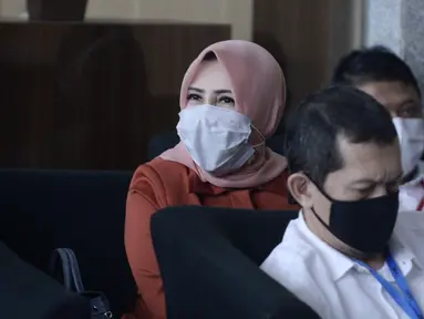 Istri mantan Sekretaris MA Nurhadi, Tin Zuraida (kiri) saat menunggu pemeriksaan di Gedung KPK, Jakarta, Senin (22/6/2020). Tin diperiksa sebagai saksi untuk tersangka Direktur MIT Hiendra Soenjoto terkait dugaan suap gratifikasi pengurusan perkara di MA tahun 2011-2016. (merdeka.com/Dwi Narwoko)
