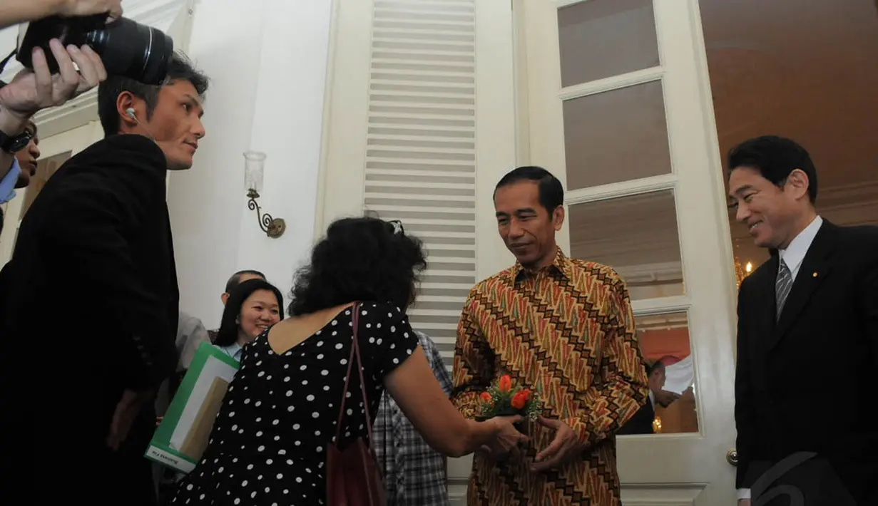 Disela-sela kunjungan Menlu Jepang, Jokowi mendapat karangan bunga, Jakarta, Selasa (12/8/14). (Liputan6.com/Herman Zakharia)