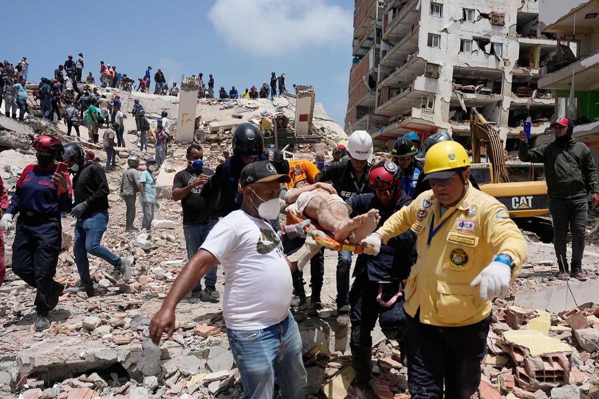 FOTO: Penyelamatan Dramatis Korban Selamat Setelah Dua Hari Tertimbun Gempa Venezuela